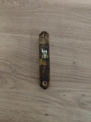 Mezuzá de madera decorada