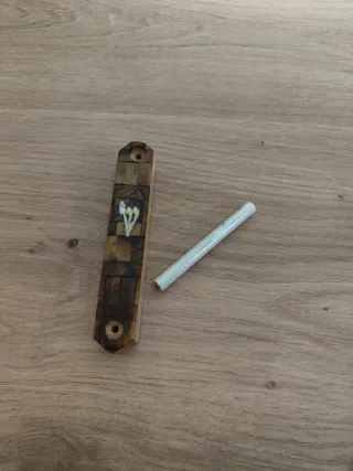 Mezuzá de madera decorada