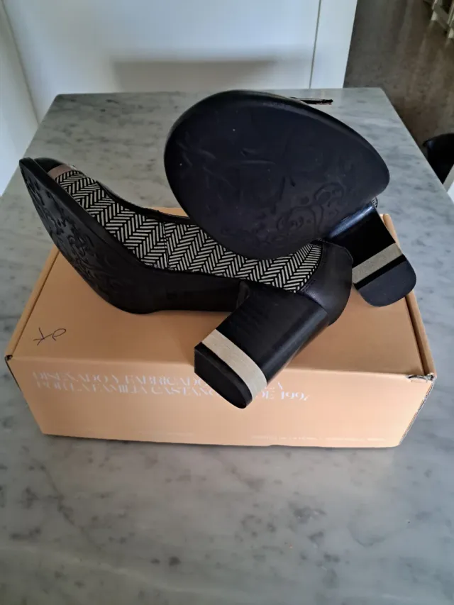 Zapatos de tacón piel negros y beige. Talla 37