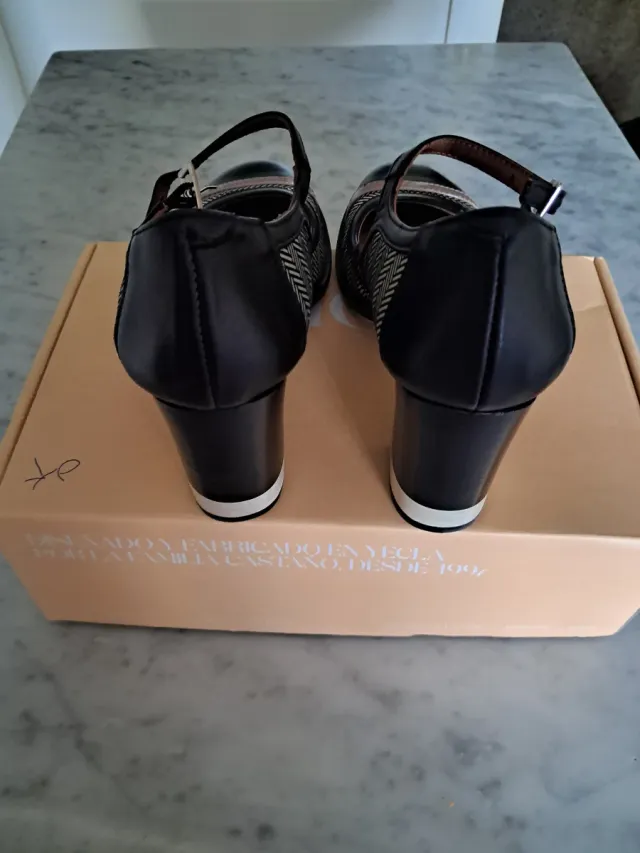 Zapatos de tacón piel negros y beige. Talla 37