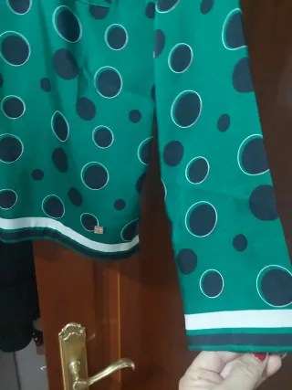 Camisa verde con lunares negros Talla M