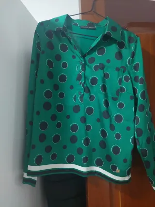 Camisa verde con lunares negros Talla M