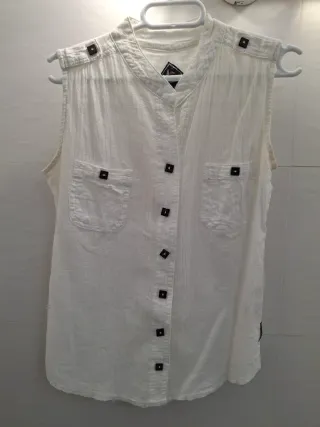 Camisa blanca sin mangas estilo ibicenco