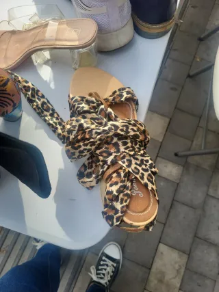Sandalias con estampado de leopardo