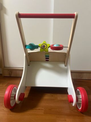 Andador de madera para bebé con actividades