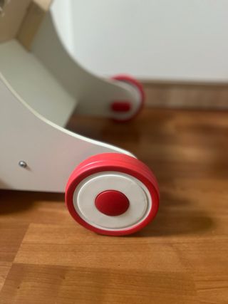 Andador de madera para bebé con actividades