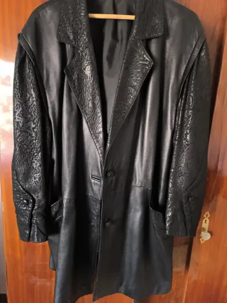 Abrigo de cuero negro largo 86ancho 63
