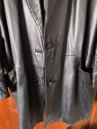 Abrigo de cuero negro largo 86ancho 63