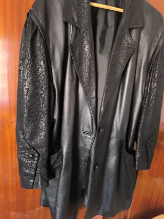 Abrigo de cuero negro largo 86ancho 63