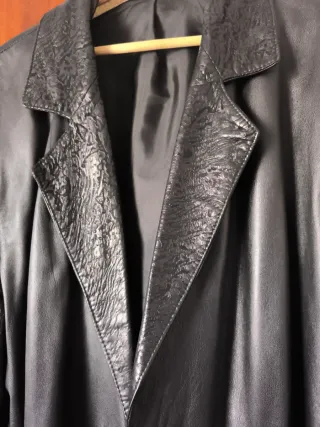 Abrigo de cuero negro largo 86ancho 63