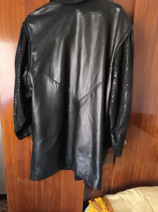 Abrigo de cuero negro largo 86ancho 63