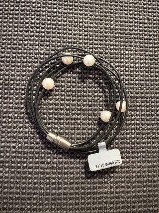 Pulsera caucho negro con perlas