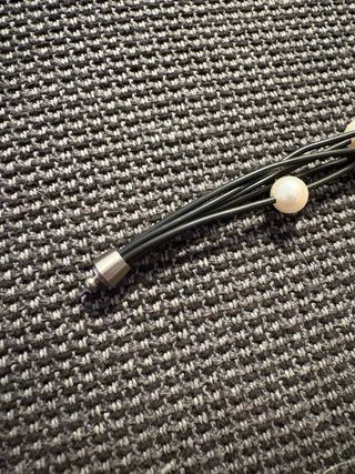 Pulsera caucho negro con perlas