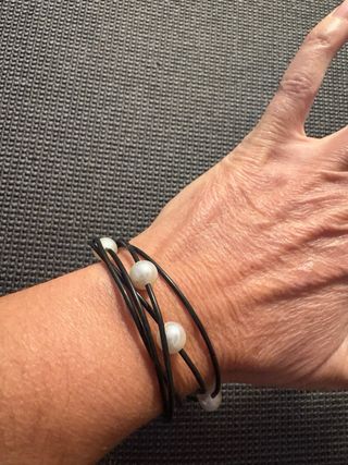 Pulsera caucho negro con perlas