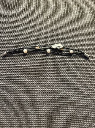 Pulsera caucho negro con perlas