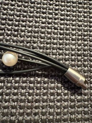 Pulsera caucho negro con perlas