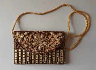 Bolso de fiesta marrón y dorado
