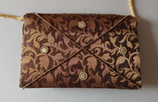 Bolso de fiesta marrón y dorado