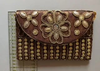 Bolso de fiesta marrón y dorado