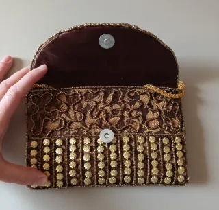 Bolso de fiesta marrón y dorado