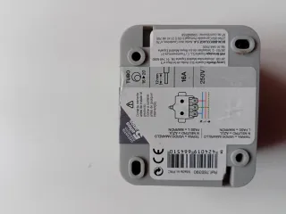 Enchufe de superficie gris