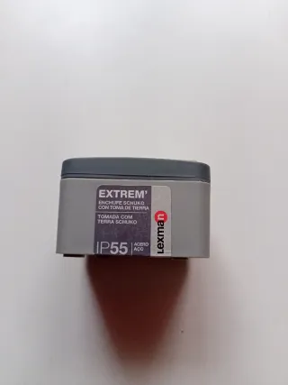 Enchufe de superficie gris