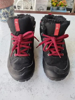 Botas de montaña Quechua niño negras y rojas