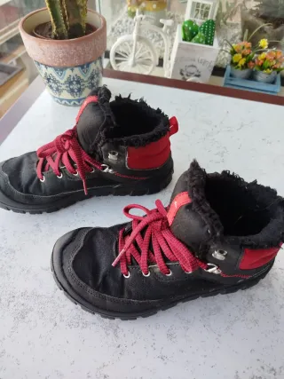 Botas de montaña Quechua niño negras y rojas