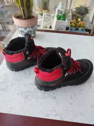 Botas de montaña Quechua niño negras y rojas