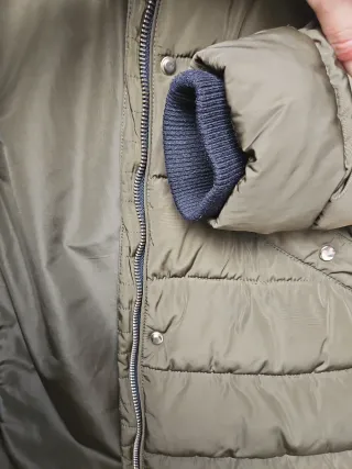 Abrigo Zara verde militar con capucha