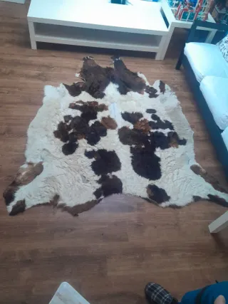 Alfombra de piel marrón y blanca