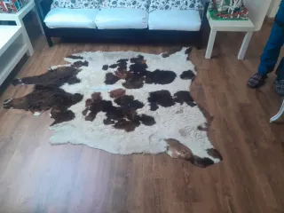 Alfombra de piel marrón y blanca