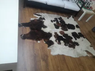 Alfombra de piel marrón y blanca