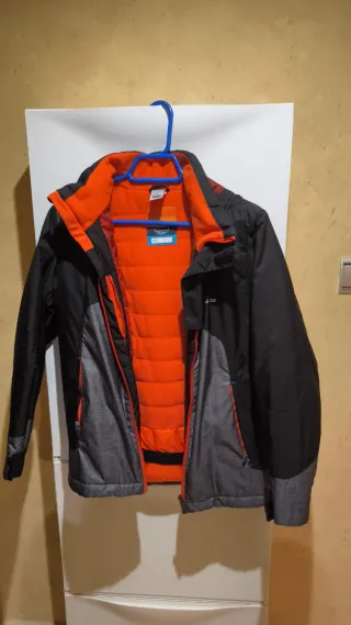 Chaqueta de nieve negra y naranja