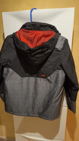 Chaqueta de nieve negra y naranja