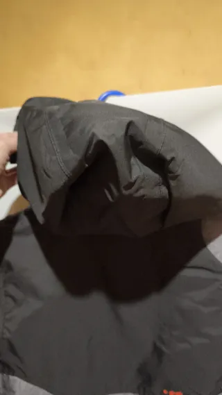 Chaqueta de nieve negra y naranja