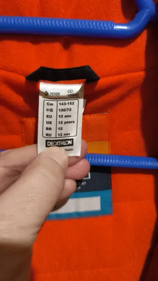 Chaqueta de nieve negra y naranja