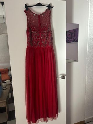 Vestido rojo de fiesta con pedrería
