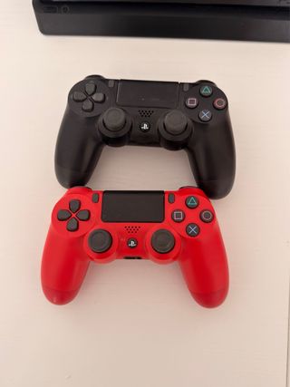 PS4 (Playstation 4) con 2 mandos y juegos