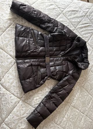 Plumífero Caroll Negro con Cinturón y Cuello Gris