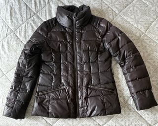 Plumífero Caroll Negro con Cinturón y Cuello Gris