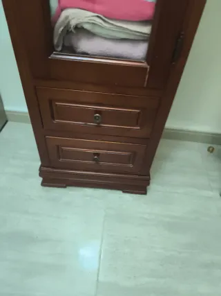 Vitrina de madera con cristal con 2 cajones