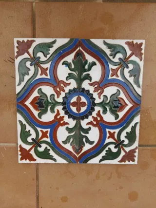 Pareja de azulejos antiguos decorados