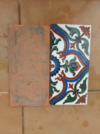 Pareja de azulejos antiguos decorados