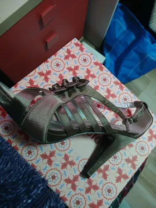 Zapatos de tacón marron brillante