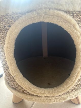 cama taburete para gato de madera y mimbre.