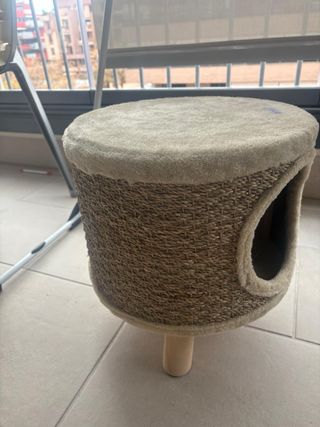 cama taburete para gato de madera y mimbre.