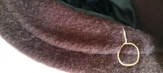 Sombrero de paño y gorro de punto