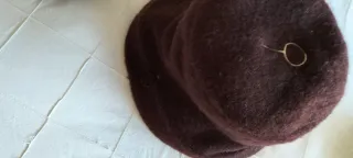 Sombrero de paño y gorro de punto