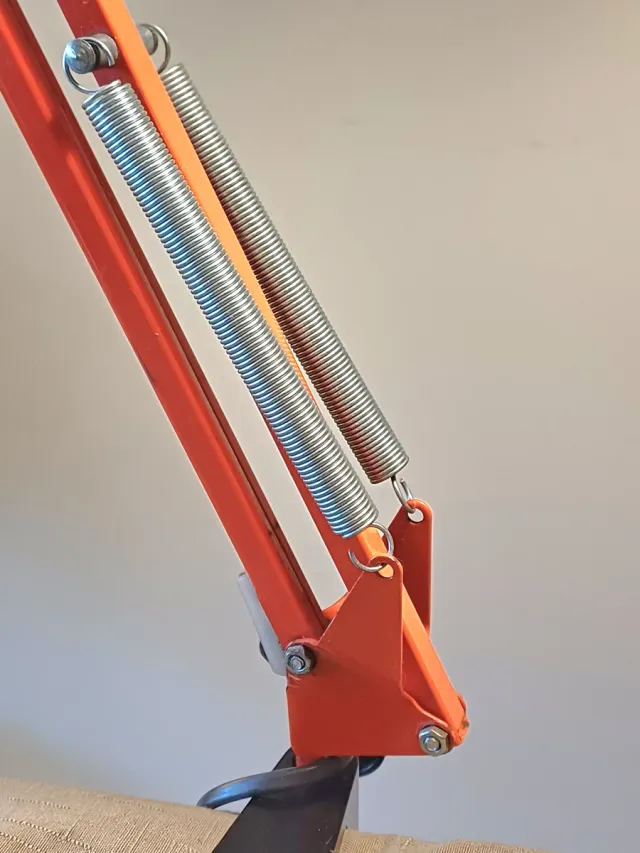 Lámpara flexo Ledu vintage roja de metal